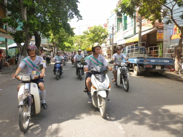 5.Các tình nguyện viên phụ trách vận chuyển thí sinh.jpg