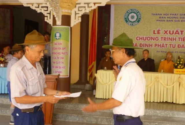 Trao quyết định cho trưởng ban điều hành.jpg