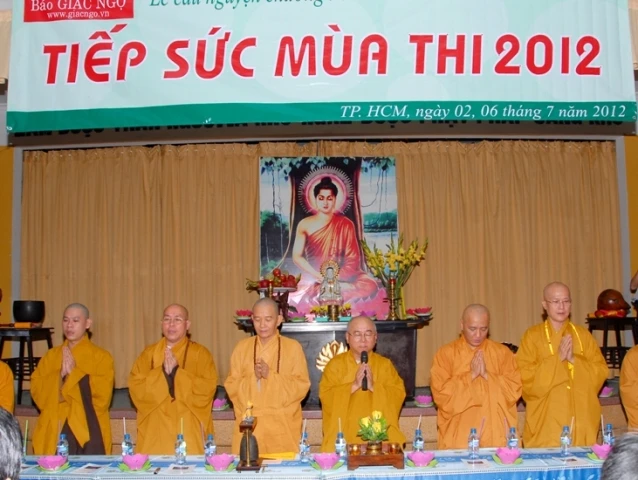 Cầu nguyện mùa thi 201208.JPG