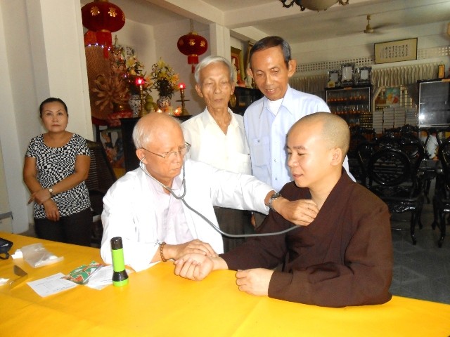 Kham benh cho chu Tang tai chua Phap Lam.JPG