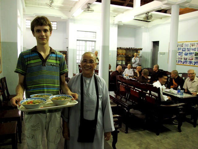 Sinh viên Tây tham gia tiếp sức mùa thi tại Huế ảnh 2 0050_jpg.jpg