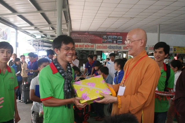 TT.Thích Chơn Không thăm, động viên TNV ảnh 1 34.TRAO QUA CHO DOI TRUONG BX MIEN DONG.JPG