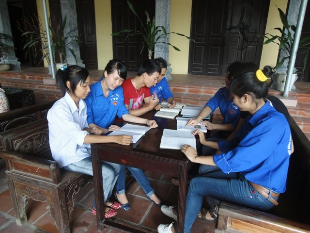 Ôn thi cùng sinh viên tình nguyện tại chùa