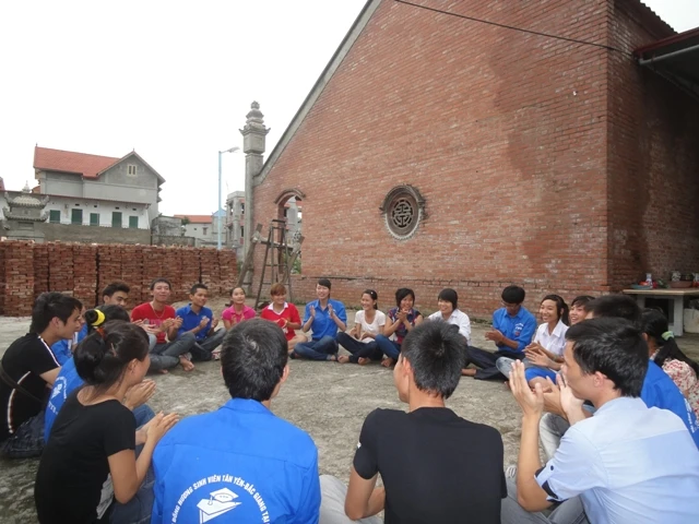 Một buổi sinh hoạt tập thể của sinh viên tình nguyện và sĩ tử tại chùa Bồ Đề trước ngày thi