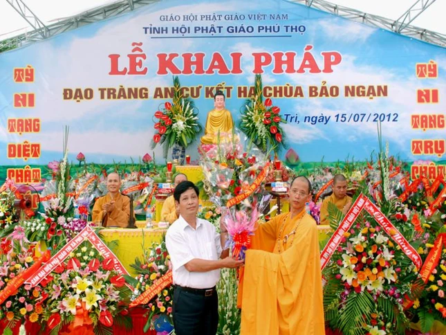 Phó Giám đốc Sở Nội vụ tặng hoa chúc mừng.JPG