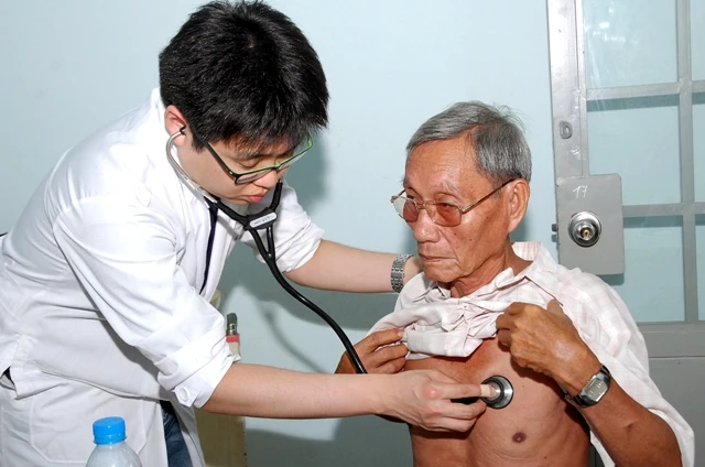 Bác sĩ Kim khám bệnh.JPG