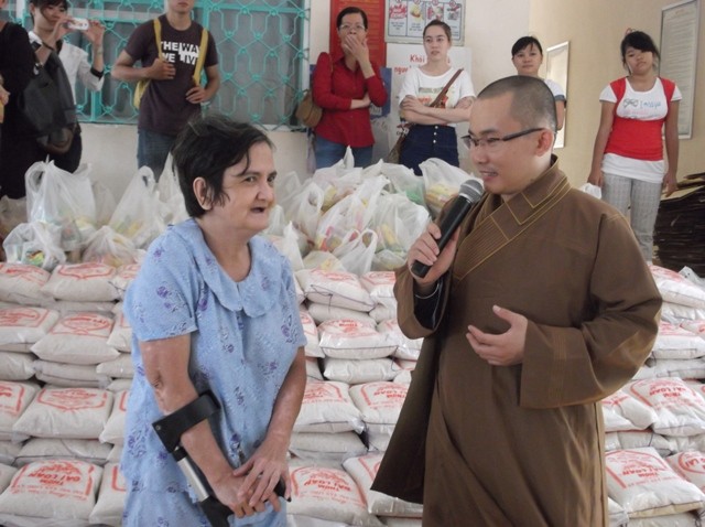 giao lưu và giải đáp thắt mắc cho bệnh nhân.ND.JPG