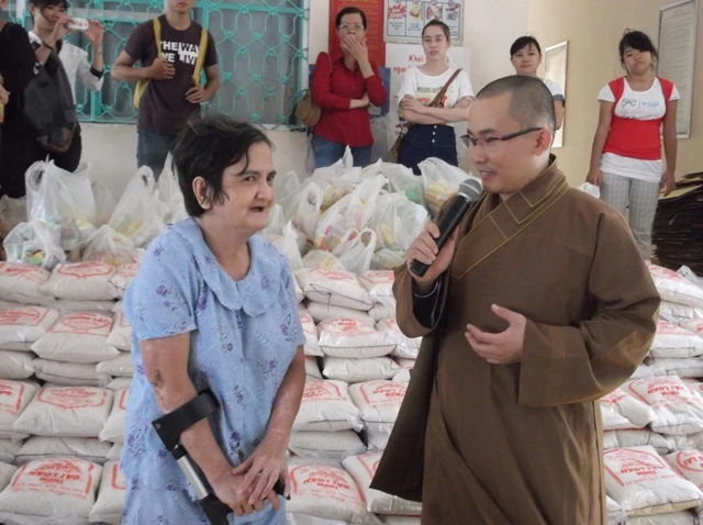 giao lưu và giải đáp thắt mắc cho bệnh nhân.ND.JPG