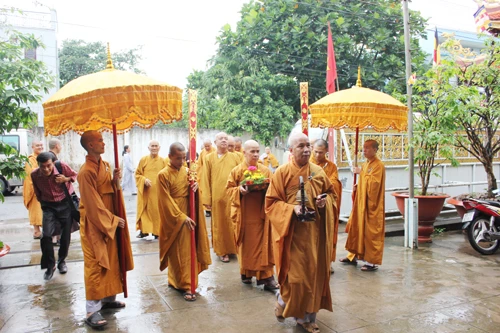 Ban Hoằng pháp T.Ư thăm trường hạ tỉnh Sóc Trăng ảnh 1 Cung don Chu Ton duc BHP TW 3.jpg