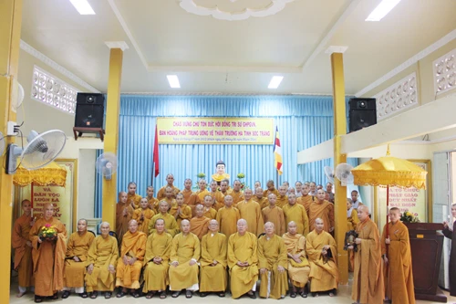 Ban Hoằng pháp T.Ư thăm trường hạ tỉnh Sóc Trăng ảnh 3 Hinh Luu Niem.jpg