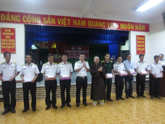 Phật giáo Trường Sa kỷ niệm Ngày Thương binh-Liệt sĩ ảnh 2 Trao quà nhân k_ ni_m ngày TBLS t_i Tr__ng Sa.JPG