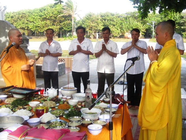 Phật giáo Trường Sa kỷ niệm Ngày Thương binh-Liệt sĩ ảnh 1 __i __c Thích Giác Ngh_a _ang c_u siêu tai TS.JPG