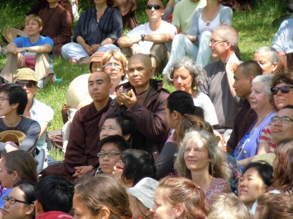 Thiền sư Thích Nhất Hạnh đang ngồi nghỉ uống trà trong chuyến thiền hành ở Xóm Thượng, Làng Mai.jpg