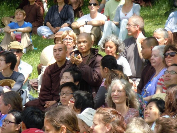 Thiền sư Thích Nhất Hạnh đang ngồi nghỉ uống trà trong chuyến thiền hành ở Xóm Thượng, Làng Mai.jpg