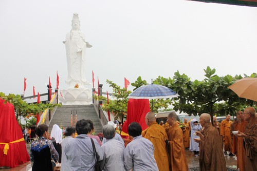 Cơ sở Từ thiện chùa Phật Học 2 khánh thành tôn tượng ảnh 3 Sóc Trăng an vị Bo tát Quan The Am8.jpg