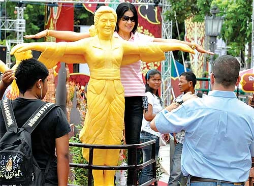 Phật tử Thái tổ chức Lễ Asarnha Bucha ảnh 2 Cây n_n ch_m hình Th_ t__ng Yingluck Shinawatra trong l_ r__c n_n t_i Nakhon Ratchasima, l_y c_m h_ng t_ b_ phim Titanic.jpg
