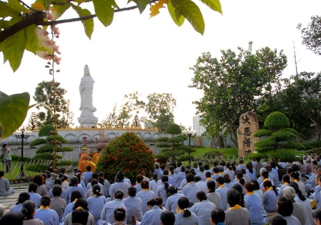 HT Thich Tri Quang trao thuong hoc sinh08.JPG