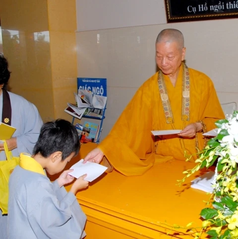 HT Thich Tri Quang trao thuong hoc sinh23.JPG