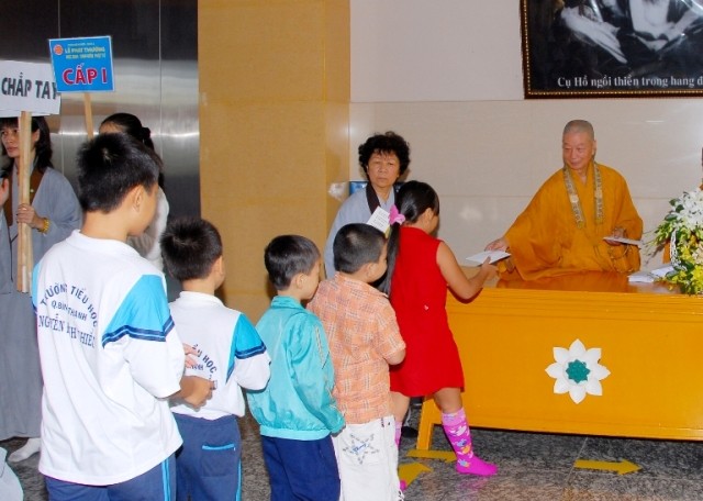 HT Thich Tri Quang trao thuong hoc sinh24.JPG