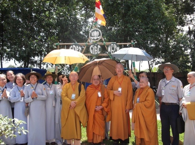 chụp hình lưu niệm.jpg