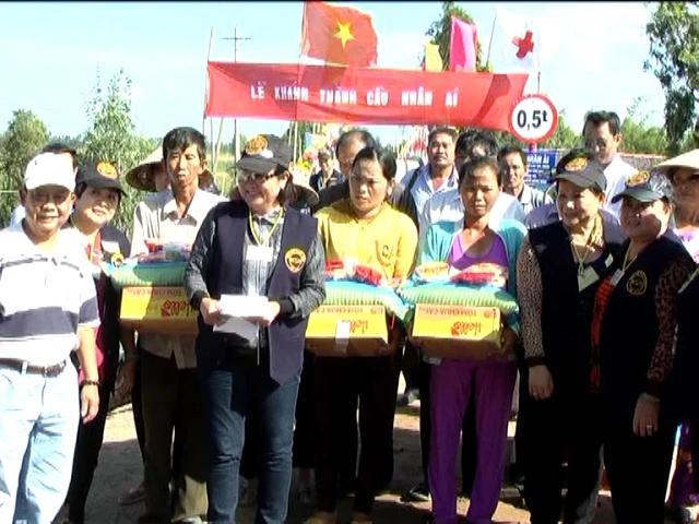 06-8 Khanh thanh cau - trao qua cho nguoi ngheo.jpg