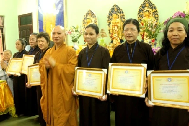 ảnh sư phụ trao bằng khen lớp giáo lý chùa Ngọc Lâm.jpg