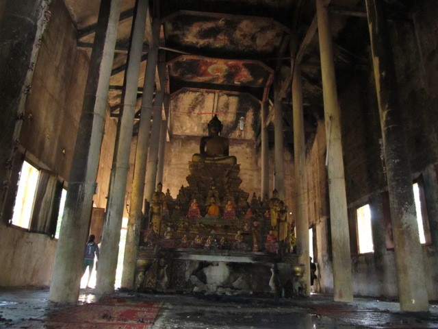 Cháy rụi chánh điện ngôi chùa Khmer gần 800 năm tuổi ảnh 1 _nh 1,Hi_n tr²_ng v_ chßy.jpg