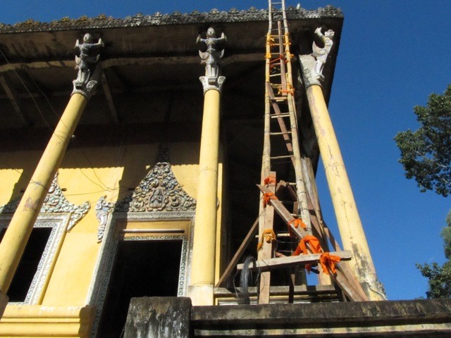 Cháy rụi chánh điện ngôi chùa Khmer gần 800 năm tuổi ảnh 6 _nh 6, B_t thang tre =_ leo lOn mßi ch·a =_ n²_c.jpg
