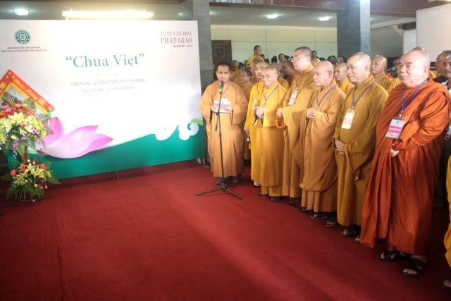 “Chùa Việt” ảnh 1 Khai mac trien lam anh.JPG