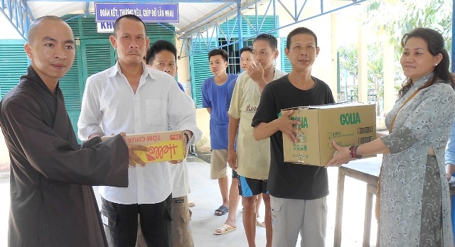 chùa Pháp Lâm cúng dường trường hạ3.JPG