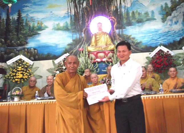 trao quà ủng hộ cho xã.jpg