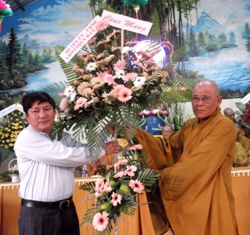 tặn hoa từ chính quyền.jpg