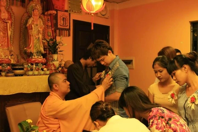 Phật tử trẻ Hà Nội hướng về cha mẹ ảnh 1 cai hoa 1.jpg