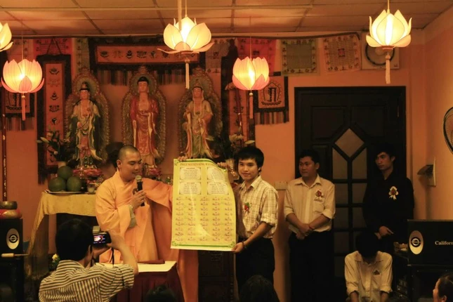 Phật tử trẻ Hà Nội hướng về cha mẹ ảnh 3 cai hoa 3.jpg