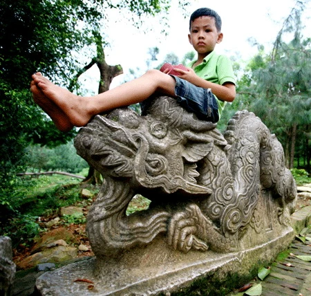 Còn đây là một cách ứng xử nữa với rồng đá cổng chùa.