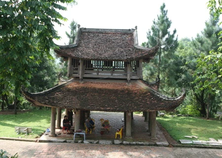 Bởi hơn 15 năm trước, gác chuông này được một bà người Australia tài trợ trùng tu, với điều kiện là: Bà ấy chụp lại ảnh gác trống trước khi “thi công”, đợi lúc xong, nếu các hiệp thợ giữ nguyên được vẻ cổ kính thì mới… cho tiền!”.