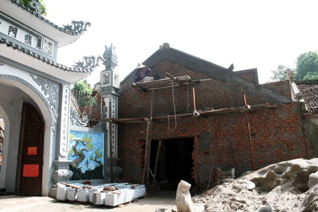 Cổng xây mới, hành lang đánh véc-ni toàn bộ, phủ sơn công nghiệp lên tranh tượng, giờ là dỡ trắng xây mới 100% nhà tổ và gác khánh.