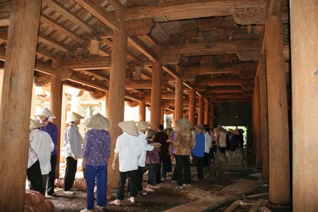 Dân thôn nườm nượp phá chùa cũ...