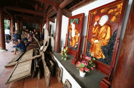 Sơn vẽ làm hỏng các bức phù điêu La Hán, giờ họ lại dỡ lanh tanh bành gác khánh, nhà tổ. Các hiệp thợ ngồi nhấp nhổm ngay trước các “tuyệt phẩm bị tàn sát”, các phù điêu, cấu kiện cổ vứt chỏng chơ.