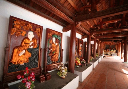 Hai trong số 4 bức “tuyệt phẩm” cổ kính Thập điện Diêm Vương bị kẻ trộm lấy đi, cả chục năm trời sau cơ quan công an mới tìm được, trả về chùa Trăm Gian. Và vì lý do đó, nên “tình cờ” di sản này đã không bị sơn son thếp vàng bằng sơn của Nhật như 18 vị La Hán kế bên.