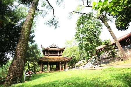 Cụ Vinh kể: “Chỉ còn Gác Chuông này có vẻ cổ kính.