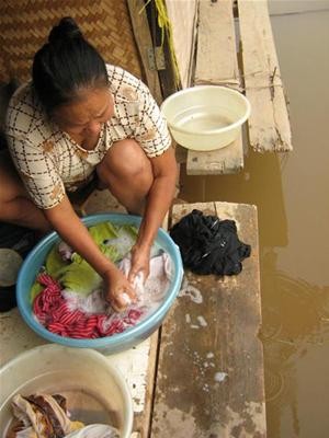 Rửa chén và tôi nhớ… ảnh 1 me giat do.jpg