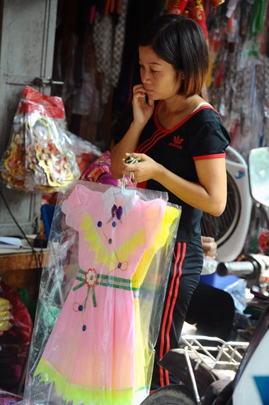 Còn 3 ngày nữa đến lễ Vu lan, phố Hàng Mã ở thủ đô lại nhộn nhịp cảnh mua bán vật dụng cho người cõi âm Một "trạm bán xăng dầu" mới xuất hiện trên sạp hàng. Theo chủ hàng, giá bán từ 150.000 đồng đến 200.000 đồng "Khách hàng nói là khi đi gọi hồn, người nhà ở dưới than phiền được tặng ôtô, xe máy nhưng chẳng có xăng để chạy nên toàn bỏ xó. Vì vậy họ đã đặt sản xuất một cây xăng để cúng", một người bán hàng nói Những mặt hàng xuất hiện nhiều trong năm nay là những chiếc máy tính bảng, giá từ vài chục nghìn đến hơn 100.000 đồng Những máy tính bảng giấy này được thiết kế chủ yếu nhái theo mẫu iPhone 4S, iPad3 Những mặt hàng thông dụng như máy giặt, điều hoà, bếp ga... vẫn được tiêu thụ nhiều. Họ quan niệm mình sống trên trần gian như thế nào, ở dưới cõi âm cũng vậy Váy cho trẻ em đủ màu sắc, kiểu dáng Tivi LCD kích cỡ to y như thật Tiền âm phủ làm giống tiền thật dù bị cấm vẫn ngang nhiên bày bán Dịch vụ chở đến tận nhà khách hàng