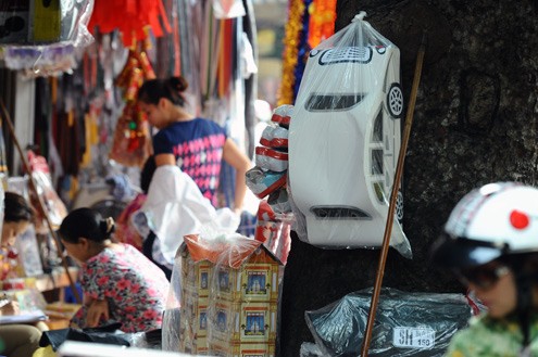 Còn 3 ngày nữa đến lễ Vu lan, phố Hàng Mã ở thủ đô lại nhộn nhịp cảnh mua bán vật dụng cho người cõi âm Một "trạm bán xăng dầu" mới xuất hiện trên sạp hàng. Theo chủ hàng, giá bán từ 150.000 đồng đến 200.000 đồng "Khách hàng nói là khi đi gọi hồn, người nhà ở dưới than phiền được tặng ôtô, xe máy nhưng chẳng có xăng để chạy nên toàn bỏ xó. Vì vậy họ đã đặt sản xuất một cây xăng để cúng", một người bán hàng nói Những mặt hàng xuất hiện nhiều trong năm nay là những chiếc máy tính bảng, giá từ vài chục nghìn đến hơn 100.000 đồng Những máy tính bảng giấy này được thiết kế chủ yếu nhái theo mẫu iPhone 4S, iPad3 Những mặt hàng thông dụng như máy giặt, điều hoà, bếp ga... vẫn được tiêu thụ nhiều. Họ quan niệm mình sống trên trần gian như thế nào, ở dưới cõi âm cũng vậy Váy cho trẻ em đủ màu sắc, kiểu dáng Tivi LCD kích cỡ to y như thật Tiền âm phủ làm giống tiền thật dù bị cấm vẫn ngang nhiên bày bán Dịch vụ chở đến tận nhà khách hàng Còn 3 ngày nữa đến lễ Vu lan, phố Hàng Mã ở thủ đô lại nhộn nhịp cảnh mua bán vật dụng cho người cõi âm Một "trạm bán xăng dầu" mới xuất hiện trên sạp hàng. Theo chủ hàng, giá bán từ 150.000 đồng đến 200.000 đồng "Khách hàng nói là khi đi gọi hồn, người nhà ở dưới than phiền được tặng ôtô, xe máy nhưng chẳng có xăng để chạy nên toàn bỏ xó. Vì vậy họ đã đặt sản xuất một cây xăng để cúng", một người bán hàng nói Những mặt hàng xuất hiện nhiều trong năm nay là những chiếc máy tính bảng, giá từ vài chục nghìn đến hơn 100.000 đồng Những máy tính bảng giấy này được thiết kế chủ yếu nhái theo mẫu iPhone 4S, iPad3 Những mặt hàng thông dụng như máy giặt, điều hoà, bếp ga... vẫn được tiêu thụ nhiều. Họ quan niệm mình sống trên trần gian như thế nào, ở dưới cõi âm cũng vậy Váy cho trẻ em đủ màu sắc, kiểu dáng Tivi LCD kích cỡ to y như thật Tiền âm phủ làm giống tiền thật dù bị cấm vẫn ngang nhiên bày bán Dịch vụ chở đến tận nhà khách hàng