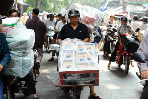 Còn 3 ngày nữa đến lễ Vu lan, phố Hàng Mã ở thủ đô lại nhộn nhịp cảnh mua bán vật dụng cho người cõi âm Một "trạm bán xăng dầu" mới xuất hiện trên sạp hàng. Theo chủ hàng, giá bán từ 150.000 đồng đến 200.000 đồng "Khách hàng nói là khi đi gọi hồn, người nhà ở dưới than phiền được tặng ôtô, xe máy nhưng chẳng có xăng để chạy nên toàn bỏ xó. Vì vậy họ đã đặt sản xuất một cây xăng để cúng", một người bán hàng nói Những mặt hàng xuất hiện nhiều trong năm nay là những chiếc máy tính bảng, giá từ vài chục nghìn đến hơn 100.000 đồng Những máy tính bảng giấy này được thiết kế chủ yếu nhái theo mẫu iPhone 4S, iPad3 Những mặt hàng thông dụng như máy giặt, điều hoà, bếp ga... vẫn được tiêu thụ nhiều. Họ quan niệm mình sống trên trần gian như thế nào, ở dưới cõi âm cũng vậy Váy cho trẻ em đủ màu sắc, kiểu dáng Tivi LCD kích cỡ to y như thật Tiền âm phủ làm giống tiền thật dù bị cấm vẫn ngang nhiên bày bán Dịch vụ chở đến tận nhà khách hàng Còn 3 ngày nữa đến lễ Vu lan, phố Hàng Mã ở thủ đô lại nhộn nhịp cảnh mua bán vật dụng cho người cõi âm Một "trạm bán xăng dầu" mới xuất hiện trên sạp hàng. Theo chủ hàng, giá bán từ 150.000 đồng đến 200.000 đồng "Khách hàng nói là khi đi gọi hồn, người nhà ở dưới than phiền được tặng ôtô, xe máy nhưng chẳng có xăng để chạy nên toàn bỏ xó. Vì vậy họ đã đặt sản xuất một cây xăng để cúng", một người bán hàng nói Những mặt hàng xuất hiện nhiều trong năm nay là những chiếc máy tính bảng, giá từ vài chục nghìn đến hơn 100.000 đồng Những máy tính bảng giấy này được thiết kế chủ yếu nhái theo mẫu iPhone 4S, iPad3 Những mặt hàng thông dụng như máy giặt, điều hoà, bếp ga... vẫn được tiêu thụ nhiều. Họ quan niệm mình sống trên trần gian như thế nào, ở dưới cõi âm cũng vậy Váy cho trẻ em đủ màu sắc, kiểu dáng Tivi LCD kích cỡ to y như thật Tiền âm phủ làm giống tiền thật dù bị cấm vẫn ngang nhiên bày bán Dịch vụ chở đến tận nhà khách hàng