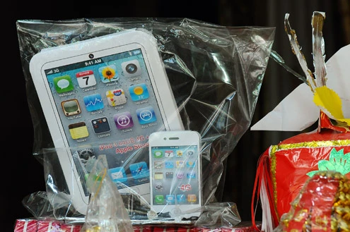 Còn 3 ngày nữa đến lễ Vu lan, phố Hàng Mã ở thủ đô lại nhộn nhịp cảnh mua bán vật dụng cho người cõi âm Một "trạm bán xăng dầu" mới xuất hiện trên sạp hàng. Theo chủ hàng, giá bán từ 150.000 đồng đến 200.000 đồng "Khách hàng nói là khi đi gọi hồn, người nhà ở dưới than phiền được tặng ôtô, xe máy nhưng chẳng có xăng để chạy nên toàn bỏ xó. Vì vậy họ đã đặt sản xuất một cây xăng để cúng", một người bán hàng nói Những mặt hàng xuất hiện nhiều trong năm nay là những chiếc máy tính bảng, giá từ vài chục nghìn đến hơn 100.000 đồng Những máy tính bảng giấy này được thiết kế chủ yếu nhái theo mẫu iPhone 4S, iPad3 Những mặt hàng thông dụng như máy giặt, điều hoà, bếp ga... vẫn được tiêu thụ nhiều. Họ quan niệm mình sống trên trần gian như thế nào, ở dưới cõi âm cũng vậy Váy cho trẻ em đủ màu sắc, kiểu dáng Tivi LCD kích cỡ to y như thật Tiền âm phủ làm giống tiền thật dù bị cấm vẫn ngang nhiên bày bán Dịch vụ chở đến tận nhà khách hàng