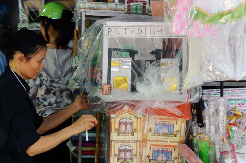 Còn 3 ngày nữa đến lễ Vu lan, phố Hàng Mã ở thủ đô lại nhộn nhịp cảnh mua bán vật dụng cho người cõi âm Một "trạm bán xăng dầu" mới xuất hiện trên sạp hàng. Theo chủ hàng, giá bán từ 150.000 đồng đến 200.000 đồng "Khách hàng nói là khi đi gọi hồn, người nhà ở dưới than phiền được tặng ôtô, xe máy nhưng chẳng có xăng để chạy nên toàn bỏ xó. Vì vậy họ đã đặt sản xuất một cây xăng để cúng", một người bán hàng nói Những mặt hàng xuất hiện nhiều trong năm nay là những chiếc máy tính bảng, giá từ vài chục nghìn đến hơn 100.000 đồng Những máy tính bảng giấy này được thiết kế chủ yếu nhái theo mẫu iPhone 4S, iPad3 Những mặt hàng thông dụng như máy giặt, điều hoà, bếp ga... vẫn được tiêu thụ nhiều. Họ quan niệm mình sống trên trần gian như thế nào, ở dưới cõi âm cũng vậy Váy cho trẻ em đủ màu sắc, kiểu dáng Tivi LCD kích cỡ to y như thật Tiền âm phủ làm giống tiền thật dù bị cấm vẫn ngang nhiên bày bán Dịch vụ chở đến tận nhà khách hàng Còn 3 ngày nữa đến lễ Vu lan, phố Hàng Mã ở thủ đô lại nhộn nhịp cảnh mua bán vật dụng cho người cõi âm Một "trạm bán xăng dầu" mới xuất hiện trên sạp hàng. Theo chủ hàng, giá bán từ 150.000 đồng đến 200.000 đồng "Khách hàng nói là khi đi gọi hồn, người nhà ở dưới than phiền được tặng ôtô, xe máy nhưng chẳng có xăng để chạy nên toàn bỏ xó. Vì vậy họ đã đặt sản xuất một cây xăng để cúng", một người bán hàng nói Những mặt hàng xuất hiện nhiều trong năm nay là những chiếc máy tính bảng, giá từ vài chục nghìn đến hơn 100.000 đồng Những máy tính bảng giấy này được thiết kế chủ yếu nhái theo mẫu iPhone 4S, iPad3 Những mặt hàng thông dụng như máy giặt, điều hoà, bếp ga... vẫn được tiêu thụ nhiều. Họ quan niệm mình sống trên trần gian như thế nào, ở dưới cõi âm cũng vậy Váy cho trẻ em đủ màu sắc, kiểu dáng Tivi LCD kích cỡ to y như thật Tiền âm phủ làm giống tiền thật dù bị cấm vẫn ngang nhiên bày bán Dịch vụ chở đến tận nhà khách hàng