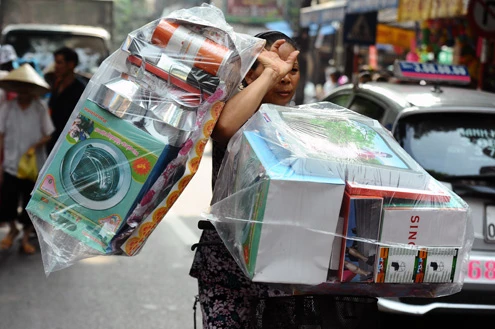 Còn 3 ngày nữa đến lễ Vu lan, phố Hàng Mã ở thủ đô lại nhộn nhịp cảnh mua bán vật dụng cho người cõi âm Một "trạm bán xăng dầu" mới xuất hiện trên sạp hàng. Theo chủ hàng, giá bán từ 150.000 đồng đến 200.000 đồng "Khách hàng nói là khi đi gọi hồn, người nhà ở dưới than phiền được tặng ôtô, xe máy nhưng chẳng có xăng để chạy nên toàn bỏ xó. Vì vậy họ đã đặt sản xuất một cây xăng để cúng", một người bán hàng nói Những mặt hàng xuất hiện nhiều trong năm nay là những chiếc máy tính bảng, giá từ vài chục nghìn đến hơn 100.000 đồng Những máy tính bảng giấy này được thiết kế chủ yếu nhái theo mẫu iPhone 4S, iPad3 Những mặt hàng thông dụng như máy giặt, điều hoà, bếp ga... vẫn được tiêu thụ nhiều. Họ quan niệm mình sống trên trần gian như thế nào, ở dưới cõi âm cũng vậy Váy cho trẻ em đủ màu sắc, kiểu dáng Tivi LCD kích cỡ to y như thật Tiền âm phủ làm giống tiền thật dù bị cấm vẫn ngang nhiên bày bán Dịch vụ chở đến tận nhà khách hàng