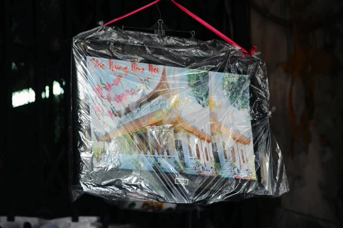 Còn 3 ngày nữa đến lễ Vu lan, phố Hàng Mã ở thủ đô lại nhộn nhịp cảnh mua bán vật dụng cho người cõi âm Một "trạm bán xăng dầu" mới xuất hiện trên sạp hàng. Theo chủ hàng, giá bán từ 150.000 đồng đến 200.000 đồng "Khách hàng nói là khi đi gọi hồn, người nhà ở dưới than phiền được tặng ôtô, xe máy nhưng chẳng có xăng để chạy nên toàn bỏ xó. Vì vậy họ đã đặt sản xuất một cây xăng để cúng", một người bán hàng nói Những mặt hàng xuất hiện nhiều trong năm nay là những chiếc máy tính bảng, giá từ vài chục nghìn đến hơn 100.000 đồng Những máy tính bảng giấy này được thiết kế chủ yếu nhái theo mẫu iPhone 4S, iPad3 Những mặt hàng thông dụng như máy giặt, điều hoà, bếp ga... vẫn được tiêu thụ nhiều. Họ quan niệm mình sống trên trần gian như thế nào, ở dưới cõi âm cũng vậy Váy cho trẻ em đủ màu sắc, kiểu dáng Tivi LCD kích cỡ to y như thật Tiền âm phủ làm giống tiền thật dù bị cấm vẫn ngang nhiên bày bán Dịch vụ chở đến tận nhà khách hàng