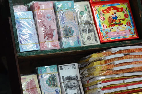 Còn 3 ngày nữa đến lễ Vu lan, phố Hàng Mã ở thủ đô lại nhộn nhịp cảnh mua bán vật dụng cho người cõi âm Một "trạm bán xăng dầu" mới xuất hiện trên sạp hàng. Theo chủ hàng, giá bán từ 150.000 đồng đến 200.000 đồng "Khách hàng nói là khi đi gọi hồn, người nhà ở dưới than phiền được tặng ôtô, xe máy nhưng chẳng có xăng để chạy nên toàn bỏ xó. Vì vậy họ đã đặt sản xuất một cây xăng để cúng", một người bán hàng nói Những mặt hàng xuất hiện nhiều trong năm nay là những chiếc máy tính bảng, giá từ vài chục nghìn đến hơn 100.000 đồng Những máy tính bảng giấy này được thiết kế chủ yếu nhái theo mẫu iPhone 4S, iPad3 Những mặt hàng thông dụng như máy giặt, điều hoà, bếp ga... vẫn được tiêu thụ nhiều. Họ quan niệm mình sống trên trần gian như thế nào, ở dưới cõi âm cũng vậy Váy cho trẻ em đủ màu sắc, kiểu dáng Tivi LCD kích cỡ to y như thật Tiền âm phủ làm giống tiền thật dù bị cấm vẫn ngang nhiên bày bán Dịch vụ chở đến tận nhà khách hàng